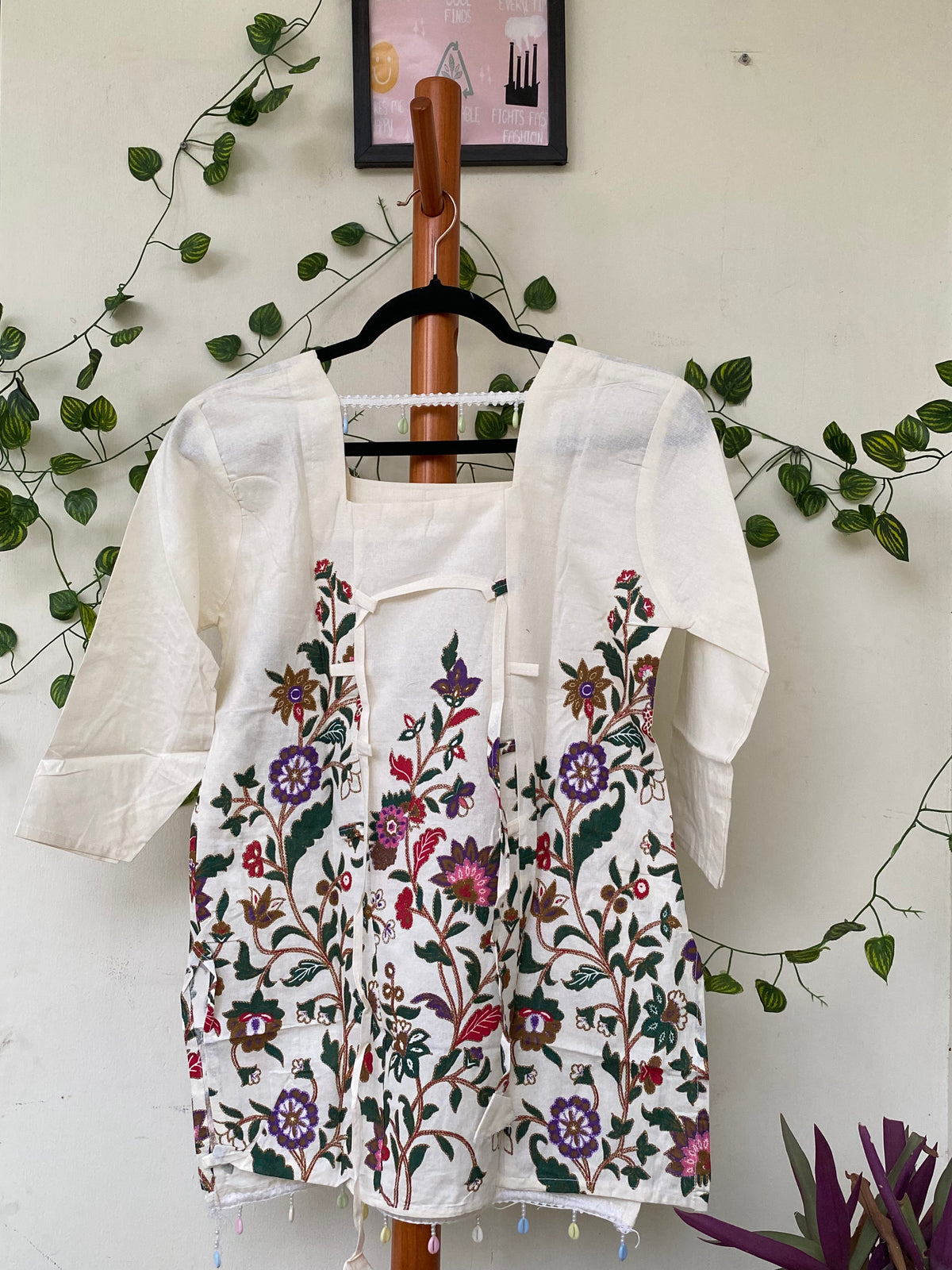 White Floral Embroidered Kurta