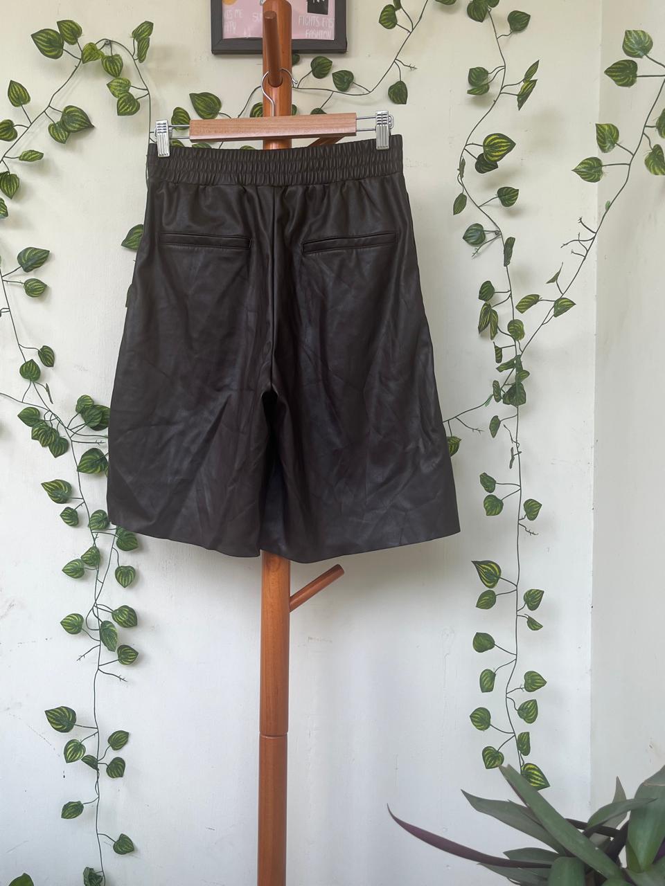 H&M Coated Bermuda Shorts – Black