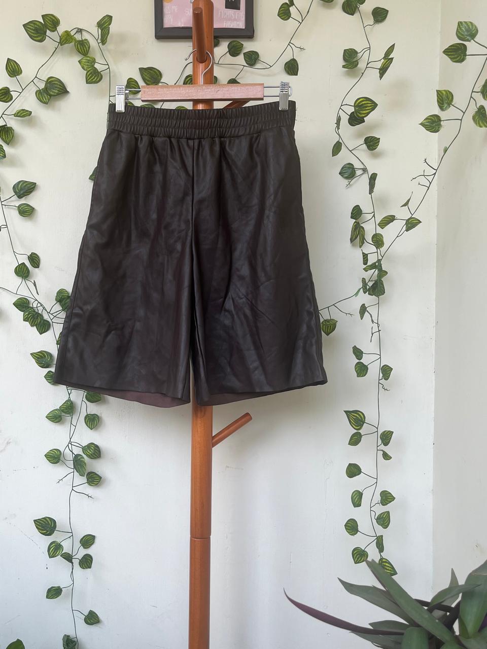 H&M Coated Bermuda Shorts – Black